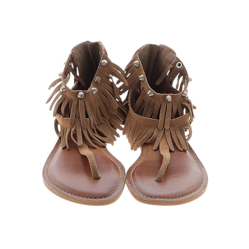 Gianni Bini style featuring fringe and stud details. Gladiator-style, 8M
